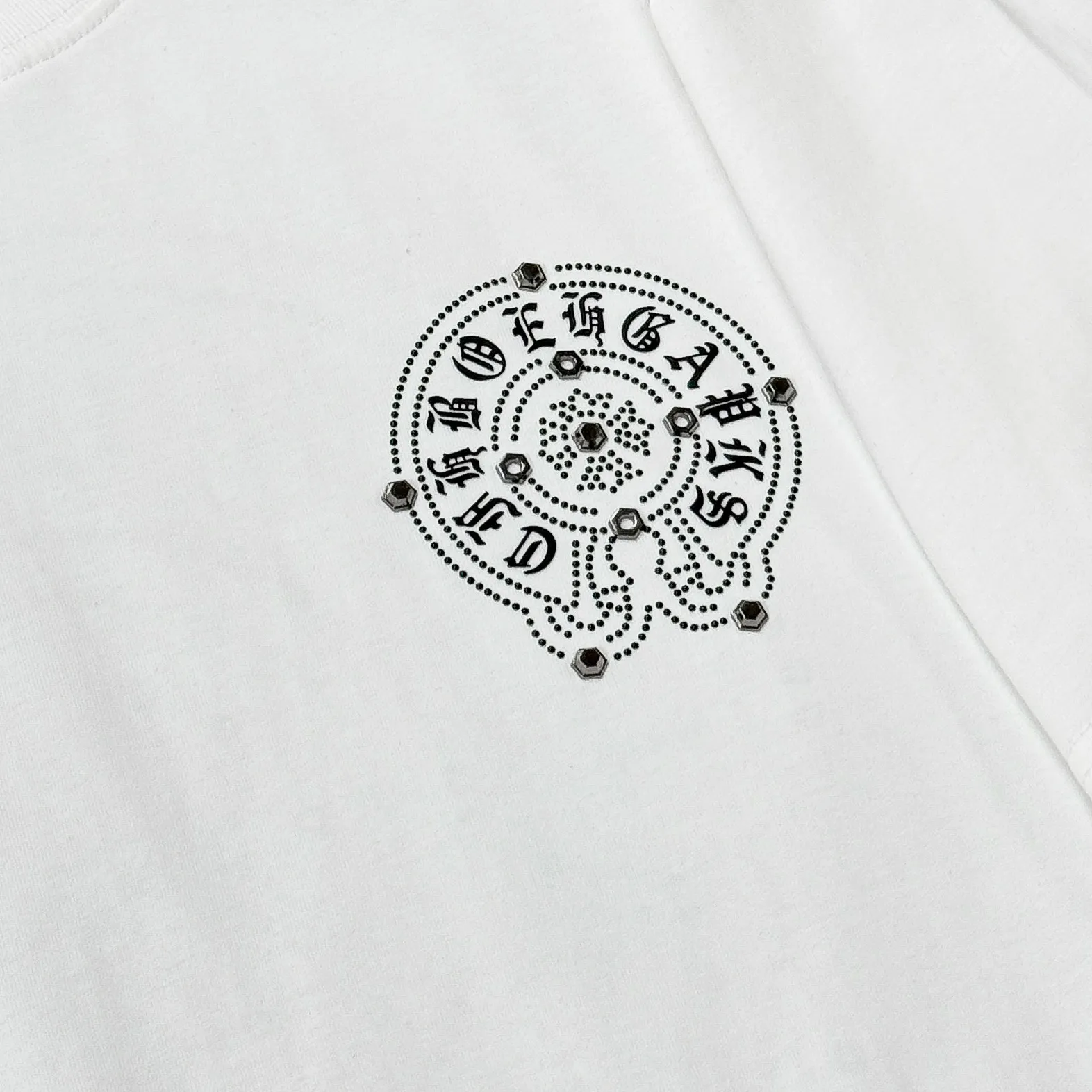 P190 Chrome Hearts 25 high-end versions. The fabric is made of 300 grams of high-density pure cotton. It does not deform or shrink. It has three labels. It is the same style for men and women. Technology: imported hot diamond. Color: white, black, dark green. SIZE: S-XL